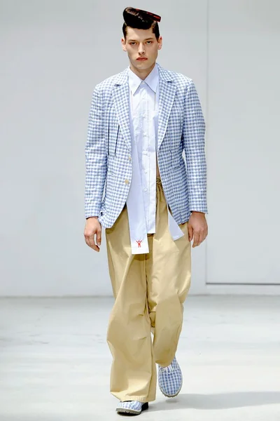 Look 16